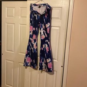 Wide leg pants, great for curvy women, very fun pattern!